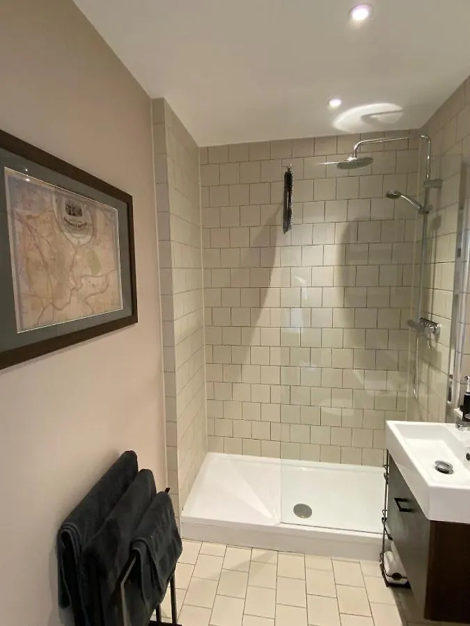 Tasteful 2Bd Flat Wopen Plan Living - Blackheath! London Apartment